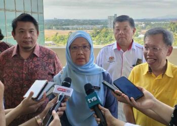 DR Zaliha ditemui media selepas meninjau cadangan tapak bagi pembinaan Pusat Kanser Sarawak di Kota Samarahan