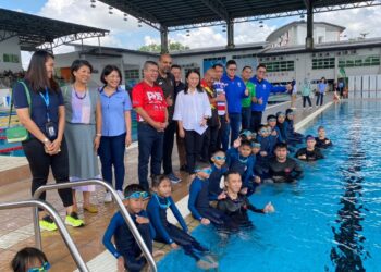 HANNAH Yeoh bersama peserta dan jurulatih bagi Program Kemahiran Latihan Asas Sukan Peringkat Bahagian Kuching Fasa 2 Siri 1 di Kompleks Belia & Sukan Sarawak, Kuching, hari ini.