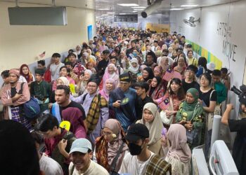 LEBIH 10,000 rakyat Malaysia berbilang kaum menunjukkan rasa cintakan negara dengan menyertai program persembahan kilat berkumpulan, Keretapi Sarong 2023 yang berlangsung di Kuala Lumpur, hari ini.