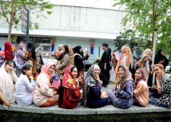 SEBAHAGIAN peserta memakai sarong sempena Keretapi Sarong bagi sambutan Hari Malaysia di Jalan Segget, Johor Bahru UTUSAN/RAJA JAAFAR ALI