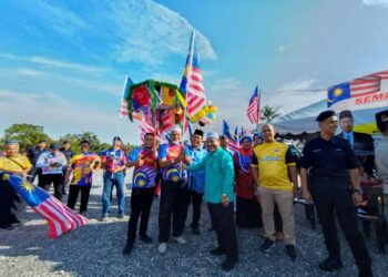 MOHD. Nassuruddin Daud (tiga kanan) semasa menyerahkan Jalur Gemilang kepada salah seorang Pengerusi Kawasan Rukun Tetangga (KRT) sempena  Program Semarak Hari Kebangsaan dan Hari Malaysia Peringkat KRT di Pasir Mas, Kelantan hari ini-UTUSAN/YATIMIN ABDULLAH.
