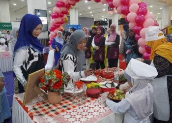 ANISAH Saidin (tiga dari kiri) beramah mesra dengan salah seorang peserta kanak-kanak pada program Hari Potensi Kemas dan 'Healthy Bright Kids Carnival' Peringkat Negeri Terengganu di Mydin Mall Gong Badak, semalam.
