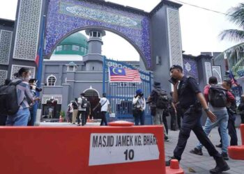 Suasana semasa anggota polis dan petugas media dilihat berkumpul untuk meninjau pergerakan Himpunan Selamatkan Malaysia di pekarangan Masjid Jamek, Kampung Bharu di sini hari ini. UTUSAN MALAYSIA / AMIR KHALID