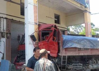 SEBUAH restoran tomyam di Bukit Rambai, Melaka mengalami kerosakan selepas sebuah lori 10 tan tanpa muatan terbabas dan merempuh premis berkenaan.