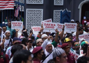 PESERTA Perhimpunan Himpunan Selamatkan Malaysia berarak dari Kampung Bharu sehingga ke Pusat Beli-Belah Sogo. -  UTUSAN/AMIR KHALID