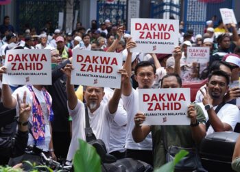 PESERTA  Himpunan Selamatkan Malaysia berarak dari perkarangan Kampung Bharu sehingga ke perkarangan Pusat Beli Belah Sogo ketika tinjauan di sini hari ini. UTUSAN/AMIR KHALID