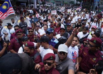 PESERTA Himpunan Selamatkan Malaysia berarak dari Kampung Bharu sehingga ke Pusat Beli-Belah Sogo. - UTUSAN/AMIR KHALID