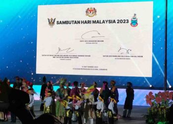 BUKU Khas Hari Malaysia yang ditandatangani oleh Perdana Menteri Datuk Seri Anwar Ibrahim, Premier Sarawak Tan Sri Abang Johari Tun Openg dan Ketua Menteri Sabah Datuk Seri Hajiji Noo