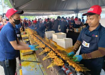 SEBAHAGIAN petugas membakar Sate Kajang bersempena dengan acara Fiesta Sate Selangor di Pantai Bagan Lalang, Sepang hari ini. - UTUSAN/AMREE AHMAD