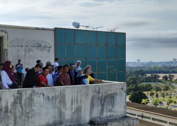 DR. ZALIHA meninjau cadangan tapak dan diberikan penerangan oleh Timbalan Premier Sarawak, Datuk Seri Dr Sim Kui Hian pada pembinaan Pusat Kanser Sarawak di Kota Samarahan