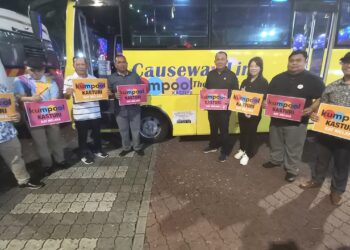 ZULKIFLEE Mohd. Zin (tiga dari kiri) bersama Shadan Othman selepas pelancaran Program Santai@Banda Hilir Bus On Demand Kumpool Kasturi di Jalan Laksamana, Melaka. - UTUSAN/AMRAN MULUP