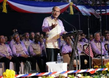 ANWAR Ibrahim berucap di Majlis Sambutan Hari Malaysia Peringkat Kebangsaan di Stadium Perpaduan, Petrajaya, Kuching malam tadi.