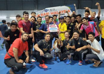 PASUKAN Van Jenazah menerima hadiah wang tunai dan piala berupa seekor kambing diraikan beramai-ramai oleh peserta Kejohanan Futsal Veteran dan Belia sempena Sambutan Hari Malaysia Peringkat Masjid Mukim Pintu Geng, Kota Bharu, Kelantan malam tadi. UTUSAN/MUSTAQIM MOHAMED