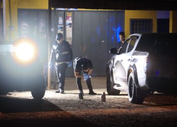 PASUKAN forensik polis giat melakukan siasatan di lokasi kejadian seorang lelaki maut ditembak di tepi jalan hadapan sebuah bengkel kenderaan di Jalan Hutan Kuin, Machang, Kelantan semalam-KAMARUL BISMI KAMARUZAMAN