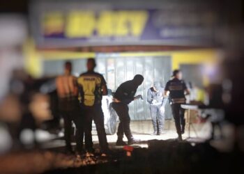 ANGGOTA pasukan forensik polis memeriksa lokasi kejadian seorang lelaki ditemukan maut dipercayai ditembak di Kampung Hutan Kuin, Machang, Kelantan hari ini.UTUSA/KAMARUL BISMI KAMARUZAMAN
