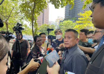 TUN FAISAL selepas memberi keterangan selama dua jam di Ibu Pejabat Polis Daerah (IPD) Dang Wangi.