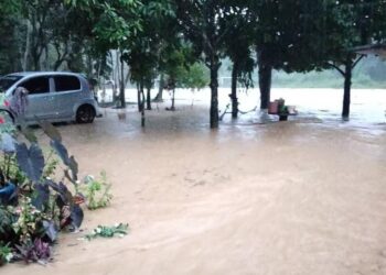 HUJAN lebih satu jam semalam menyebabkan kejadian banjir kilat di Kampung Lepan Jaya, Gua Musang, Kelantan semalam. UTUSAN/IHSAN MEDIA SOSIAL