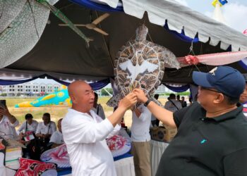 KETUA Menteri Melaka, Datuk Seri Ab. Rauf Yusoh terpegun melihat layang-layang berupa penyu dari Pasukan Layang-layang Beijing, China di Festival Layang-layang Gergasi Melaka 2023 di Limbongan, Melaka. - UTUSAN/AMRAN MULUP