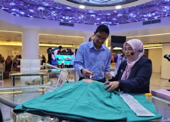 DR. Abdul Rahman melakukan proses biopsi tisu atau pengambilan tisu pesakit daripada model tulang paha hasil percetakan tiga dimensi sebagai gimik perasmian SPICES di USM Kampus Kesihatan di Kubang Kerian, Kota Bharu, Kelantan hari ini. UTUSAN/MUSTAQIM MOHAMED