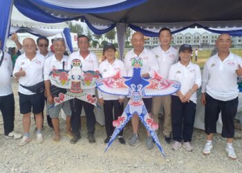 PASUKAN Layang-layang Beijing, China menyertai Festival Layang-layang Gergasi Melaka 2023 di Limbongan, Melaka. - UTUSAN/AMRAN MULUP