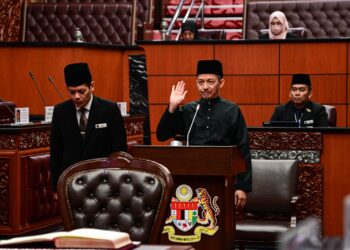 NIK Mohamad Abduh Nik Abdul Aziz  mengangkat sumpah sebagai Senator di Dewan Negara, Selasa lalu.