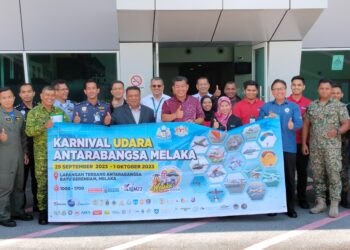 ABDUL RAZAK Abdul Rahman (depan, enam dari kanan) bergambar bersama pegawai dan kakitangan selepas Mesyuarat Penyelarasan KUAM 2023 di LTAM, Batu Berendam, Melaka. - UTUSAN/MUHAMMAD SHAHIZAM TAZALI