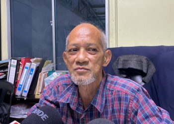 KHALIL Ahmad bercakap dalam sidang akhbar di Malim, Melaka.