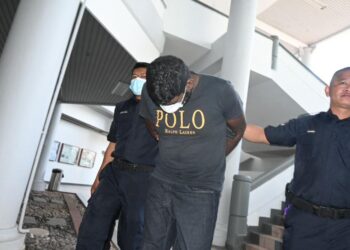 TERTUDUH diiring keluar anggota polis selepas mengaku bersalah di Mahkamah Majistret, Ayer Keroh, Melaka atas pertuduhan memecah masuk bangunan mahkamah dan mencuri wang.