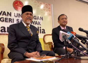 ASFIA Awang Nassar (kiri) menggulas kepada media berhubung status susun atur kedudukan kerusi bagi parti pembangkang PSB dalam persidangan DUN Sarawak akan datang.