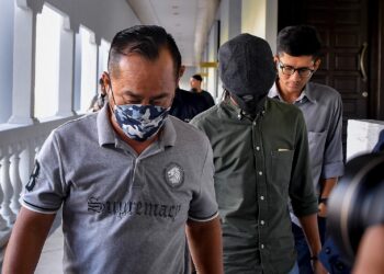 AHMAD Faiz Fikrey Izani (tiga dari kiri) hadir di Mahkamah Sesyen Kuala Lumpur untuk didakwa atas tuduhan menggunakan penyata bank palsu atas nama syarikatnya. -UTUSAN/AMIR KHALID