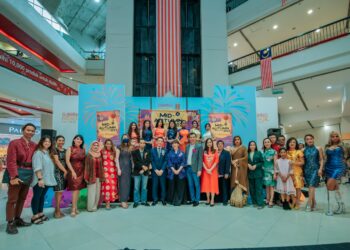 DR. Jason Hee (tengah) bersama tetamu kehormat dan duta jenama Festival Pertengahan Musim Luruh dalam Festival Kuih Bulan di Subang Parade, di sini semalam.   GAMBAR IHSAN Nsp Studio Production