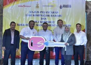 AMIRUDIN Shari menyaksikan simbolik penyerahan kunci lori kompaktor baharu oleh Yang Dipertua MPK, Noraini Roslan kepada Ramli Mohd. Tahir pada Majlis Pelancaran  Lori Kompaktor Baharu dan Imej Korporat KDEBWM di Shah Alam, Selangor.