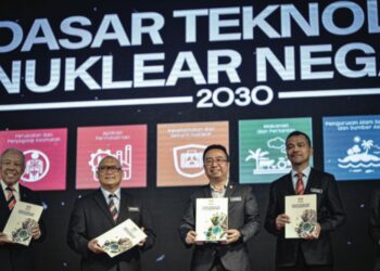 MENTERI Sains, Teknologi dan Inovasi, Chang Lih Kang (tengah) pada Majlis Pelancaran Dasar Teknologi Nuklear Negara (DTNN) 2030 di Marriot Putrajaya, semalam. - UTUSAN/FAIZ ALIF ZUBIR