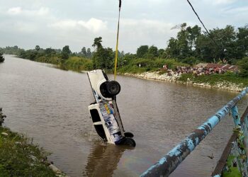 KENDERAAN pikap yang dinaiki kedua-dua mangsa berjaya dinaikan menggunakan bantuan kren selepas terjunam ke dalam sungai Chenderung Kubu di Kampung Chenderung Kubu, Tumpat, Kelantan hari ini-UTUSAN/ROHANA ISMAIL