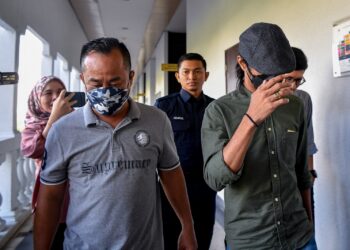 CHEAH Seng Nam (kiri) dan Mohd. Syafeeq Mohd. keluar dari Mahkamah Sesyen Kuala Lumpur selepas didakwa atas tuduhan menipu lembaga pengelola sekolah tamil. -UTUSAN/AMIR KHALID.