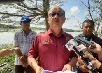 NGWE Hee Sem mengadakan sidang akhbar sewaktu lawatan di Empangan Durian Tunggal, Alor Gajah, Melaka. UTUSAN/AMRAN MULUP