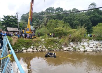 KERJA-kerja menaikan trak pikup yang dinaiki dua lelaki selepas terjunam  ke dalam Sungai Chenderung Kubu di Kampung Chenderung Kubu, Tumpat, Kelantan hari ini.
