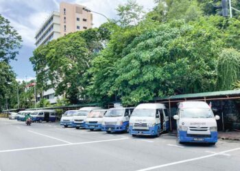 STESEN bas Menggatal dan Telipok yang ditempatkan di hadapan Lembaga Kebudayaan di Kota Kinabalu.