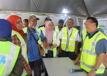 ALEXANDER Nanta Linggi ( kanan ) beramah mesra bersama media Pahang selepas melawat lokasi projek tebatan banjir LPT1 di KM 117.8 arah Barat Temerloh hari ini.
-UTUSAN/ SALEHUDIN MAT RASAD