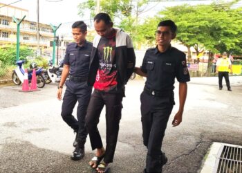 NOR Khairul Azwa Azizi (tengah) dibawa ke Mahkamah Majistret Port Dickson hari ini bagi didakwa di bawah Seksyen 186 Kanun Keseksaan selepas dengan sengaja menghalang tugas penjawat awam dalam kejadian di Lebuhraya Seremban-Port Dickson pada 17 September lalu.