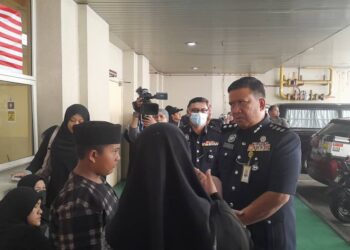 A. ASMADI Abdul Aziz menyantuni keluarga arwah Yuswar di Jabatan Forensik, Hospital Putrajaya. - UTUSAN/MOHD HUSNI MOHD NOOR