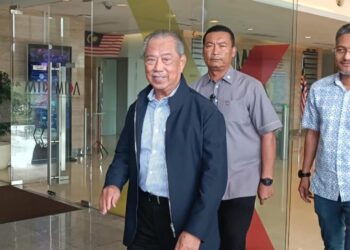 MUHYIDDIN Yassin selesai beri keterangan di pejabatnya di Lembaga Pembangunan Pelaburan Malaysia (MIDA) di Jalan Sentral di sini.