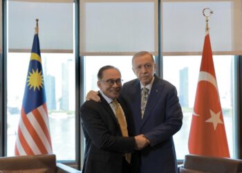 ANWAR (kiri) bersama Erdogan dalam pertemuan sempena Perhimpunan Agung Pertubuhan Bangsa-Bangsa Bersatu (UNGA) ke-78.