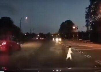 TANGKAP layar klip video rakaman kamera papan pemuka daripada kereta terlibat kemalangan di Jalan Melaka Pindah, Alor Gajah, Melaka yang mencetuskan perdebatan warganet dalam laman sosial.