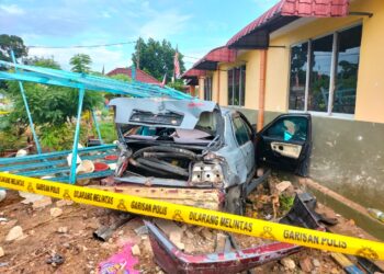 KERETA jenis BMW dipandu dua suspek yang terbabas melanggar tembok Pejabat Kemas Daerah Jasin, Melaka.