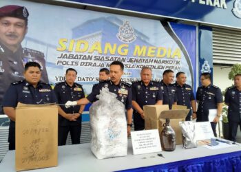 MOHD. Yusri  Hassan Basri (dua dari kiri) menunjukkan dadah yang dirampas dalam sidang akhbar di IPK Perak, Ipoh hari ini. - UTUSAN