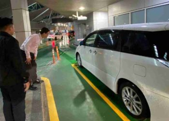 ANDREW Chen Kah Eng (baju putih) meninjau operasi pemeriksa di CIQ BSI hari ini selepas langkah penggabungan kaunter dilaksanakan sejak 31 Ogos la lalu.