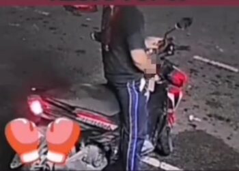 TANGKAP layar video seorang lelaki melakukan onani di atas motosikal di Taman Delima, Kluang yang tular sejak kelmarin.
