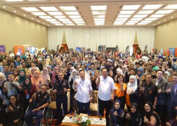 CHE Murad Sayang (berdiri depan tengah) bergambar bersama peserta yang menghadiri Program Pendigitalan Usahawan Desa di Persada Johor, Johor Bahru.