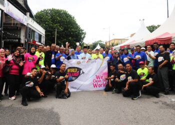 ZULKIFLI Mohd. Zain bergambar kenangan bersama peserta selepas Majlis Perasmian World Clean Up Day Peringkat MPHTJ 2023 di Tandas Awam MITC, Ayer Keroh, Melaka. - UTUSAN/AMRAN MULUP